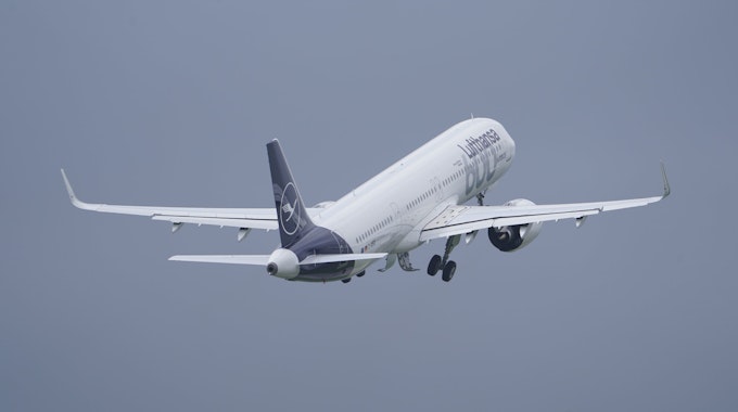 Ein Flugzeug der Lufthansa beim Start