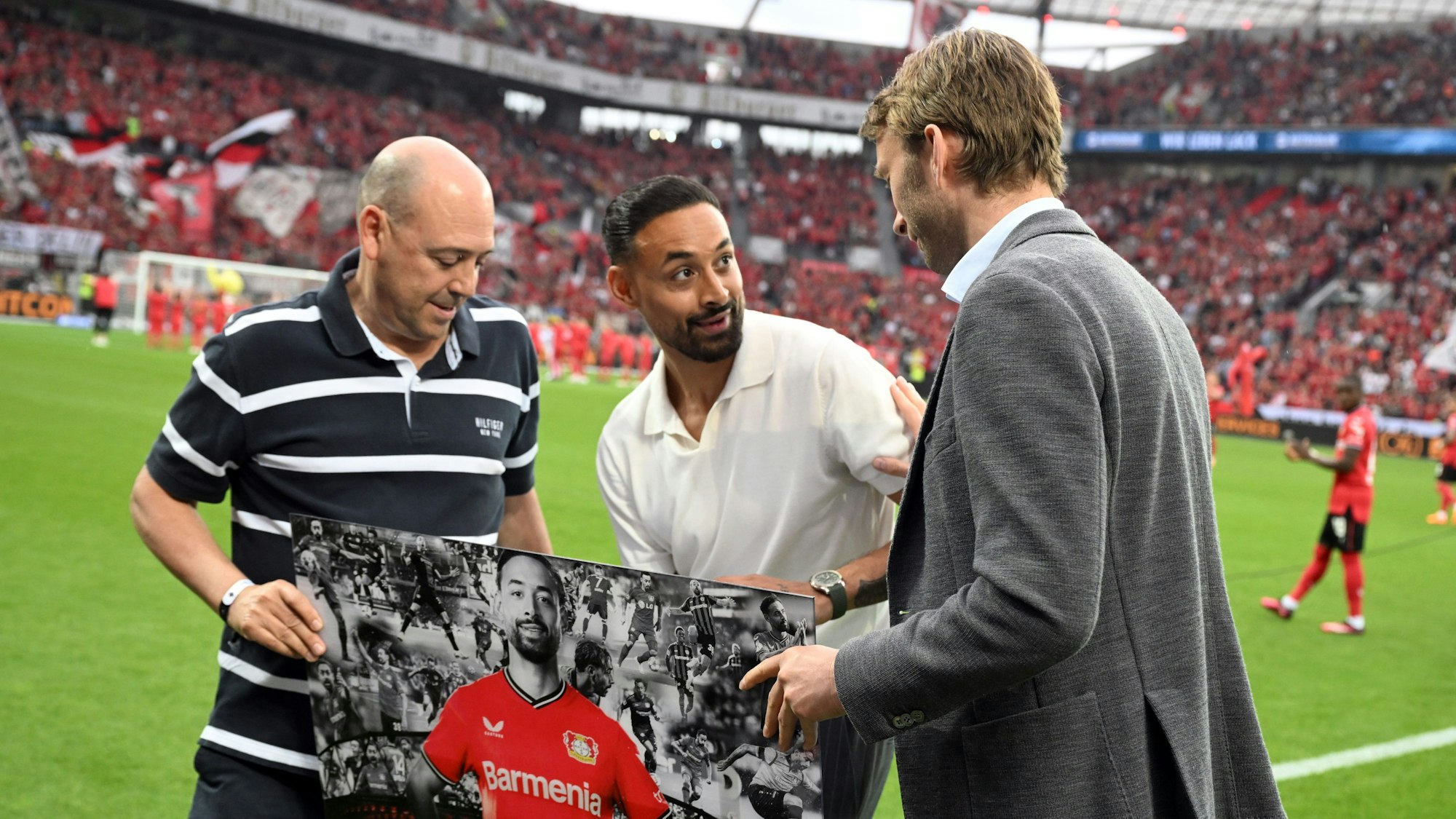 Fernando Carro und Sport-Geschäftsführer Simon Rolfes (r.) bei der Verabschiedung von Karim Bellarabi vor dem letzten Heimspiel gegen Mönchengladbach.