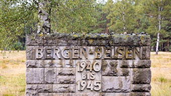 Der Schriftzug „Bergen-Belsen 1940 bis 1945“ steht auf einer Steinwand auf dem Gelände der Gedenkstätte Bergen-Belsen im Landkreis Celle.