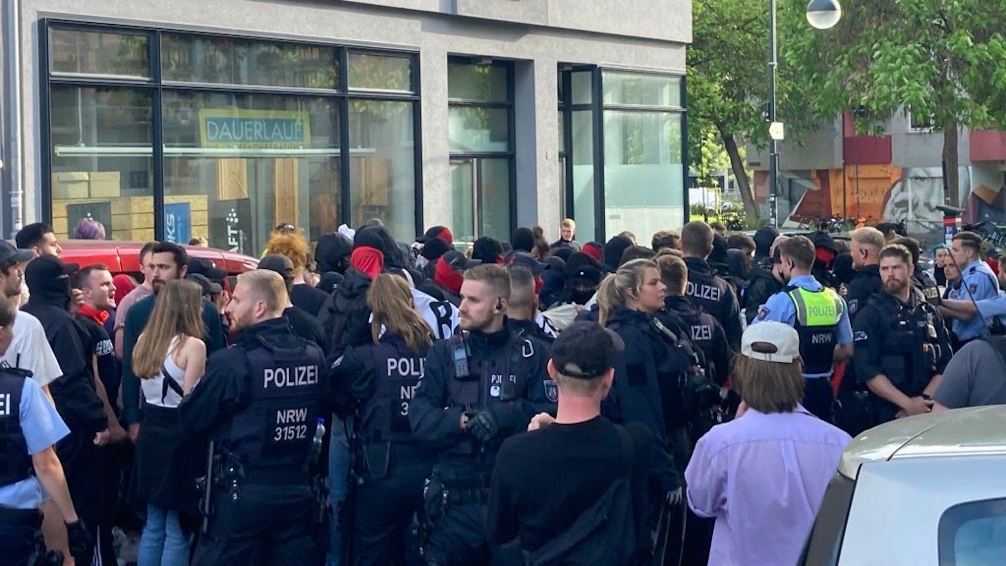 Bei einer Demonstration in der Kölner Severinstraße stoßen Polizei und Demonstrierende zusammen. Zwei Beamte werden leicht verletzt.