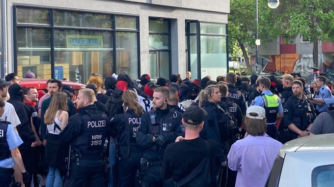 Solidaritäts-Demonstrations mit verurteilter Linksextremistin Lina E.: Die Kölner Polizei hat am Mittwochabend Demonstrierende nahe der Severinstraße eingekesselt.