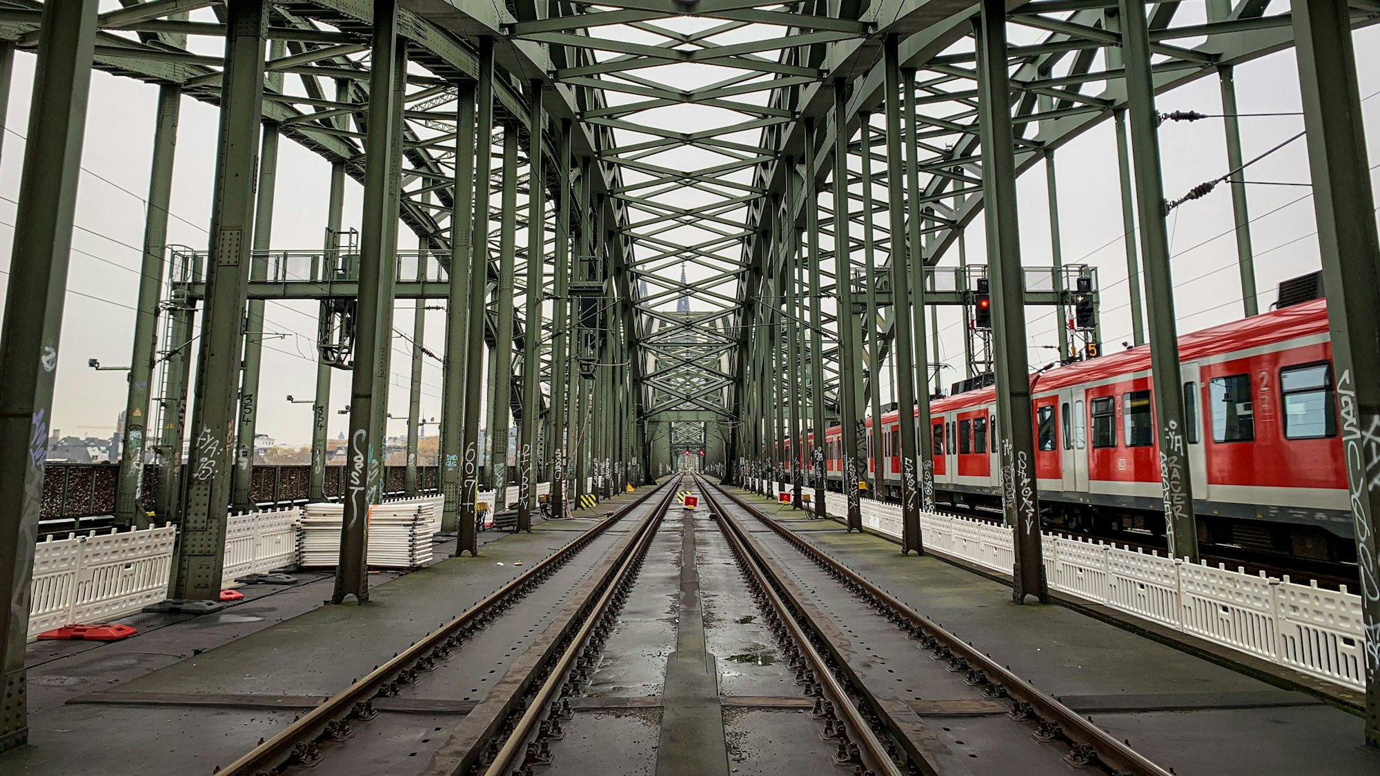Blick über die Gleise der Hohenzollernbrücke in Köln.
