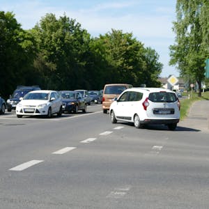 Autos stauen sich auf der B56 in Sankt Augustin.