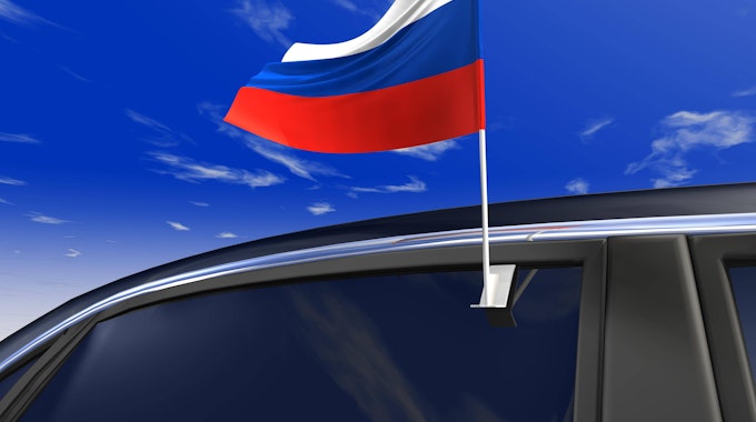 Eine russische Fahne weht an einem Auto. Deutschland hat Russland den Betrieb von vier Generalkonsulaten in Deutschland untersagt. (Symbolbild)