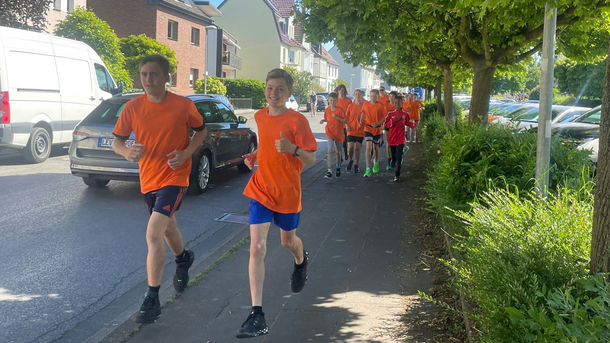 Um Punkt 10.30 Uhr am 31. Mai 2023 lief die erste Gruppe von Schülerinnen und Schülern der Gesamtschule Schlebusch des 16. Karawanen-Lauf los.