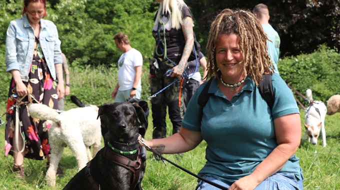 Auf dem Foto ist Hundetrainerin Luise Pieper mit ihrem Hund Mo zu sehen.