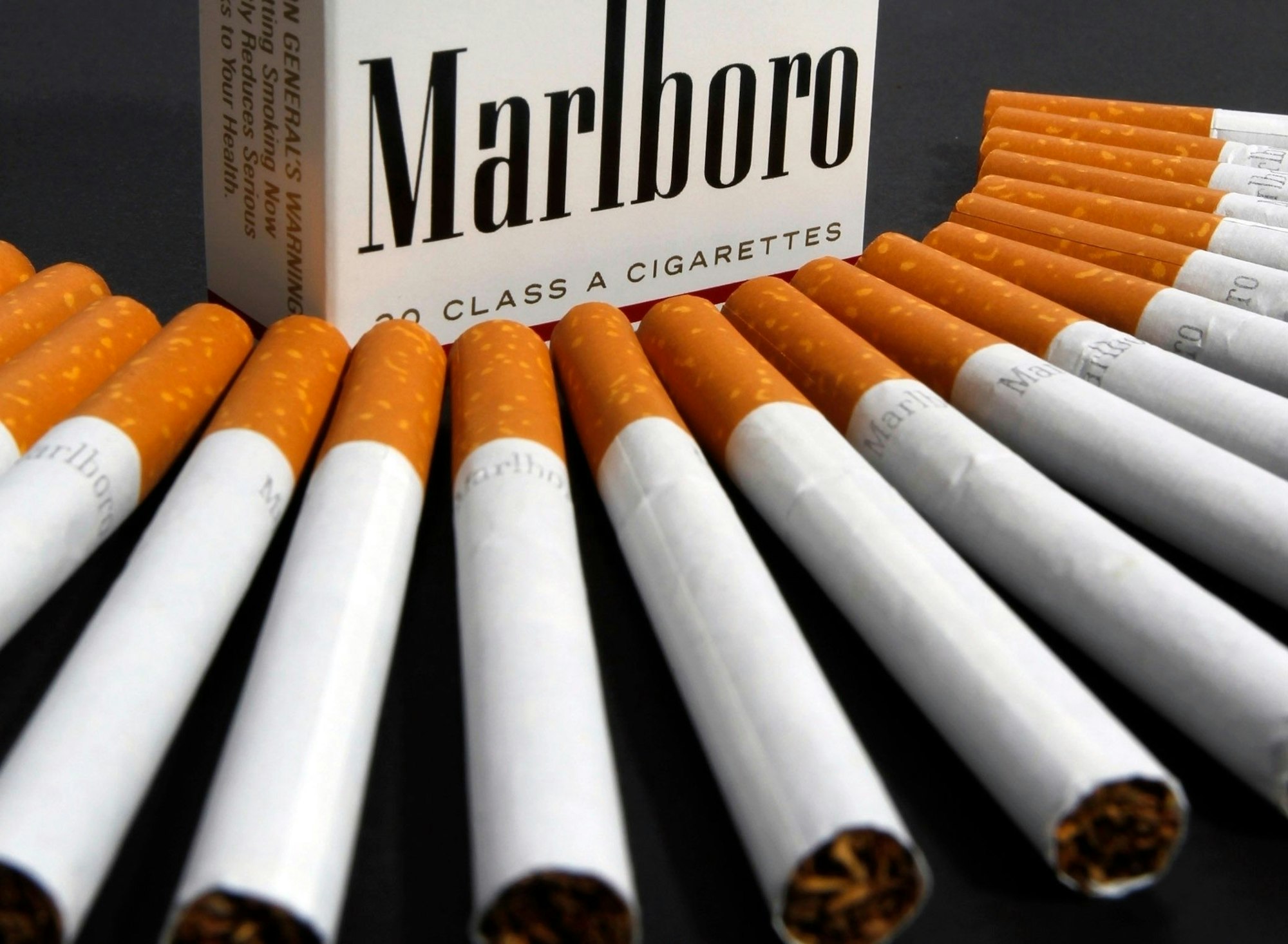 Zigaretten liegen vor einer Marlboro-Zigarettenschachtel. Die große Wiedervereinigung der Marlboro-Hersteller Philip Morris International und Altria ist gescheitert. (Zu dpa "Fusionsgespräche zwischen Philip Morris und Altria gescheitert") +++ dpa-Bildfunk +++