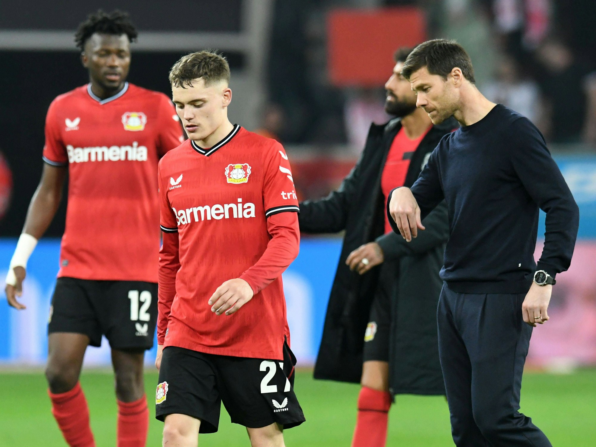 Florian Wirtz (l.) und Bayer-Trainer Xabi Alonso wirken niedergeschlagen.