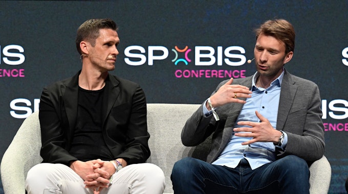 Die Sportdirektoren der Fußball-Bundesliga Sebastian Kehl (Borussia Dortmund) und Simon Rolfes (Bayer04 Leverkusen) im Gespräch.