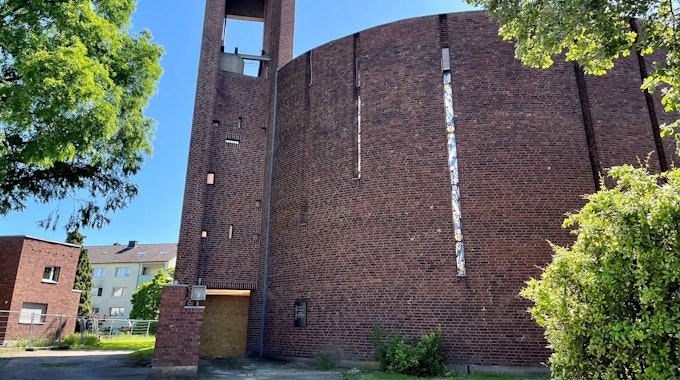Außenansicht auf die ehemalige Kirche, von der nur noch die Außenmauern stehen