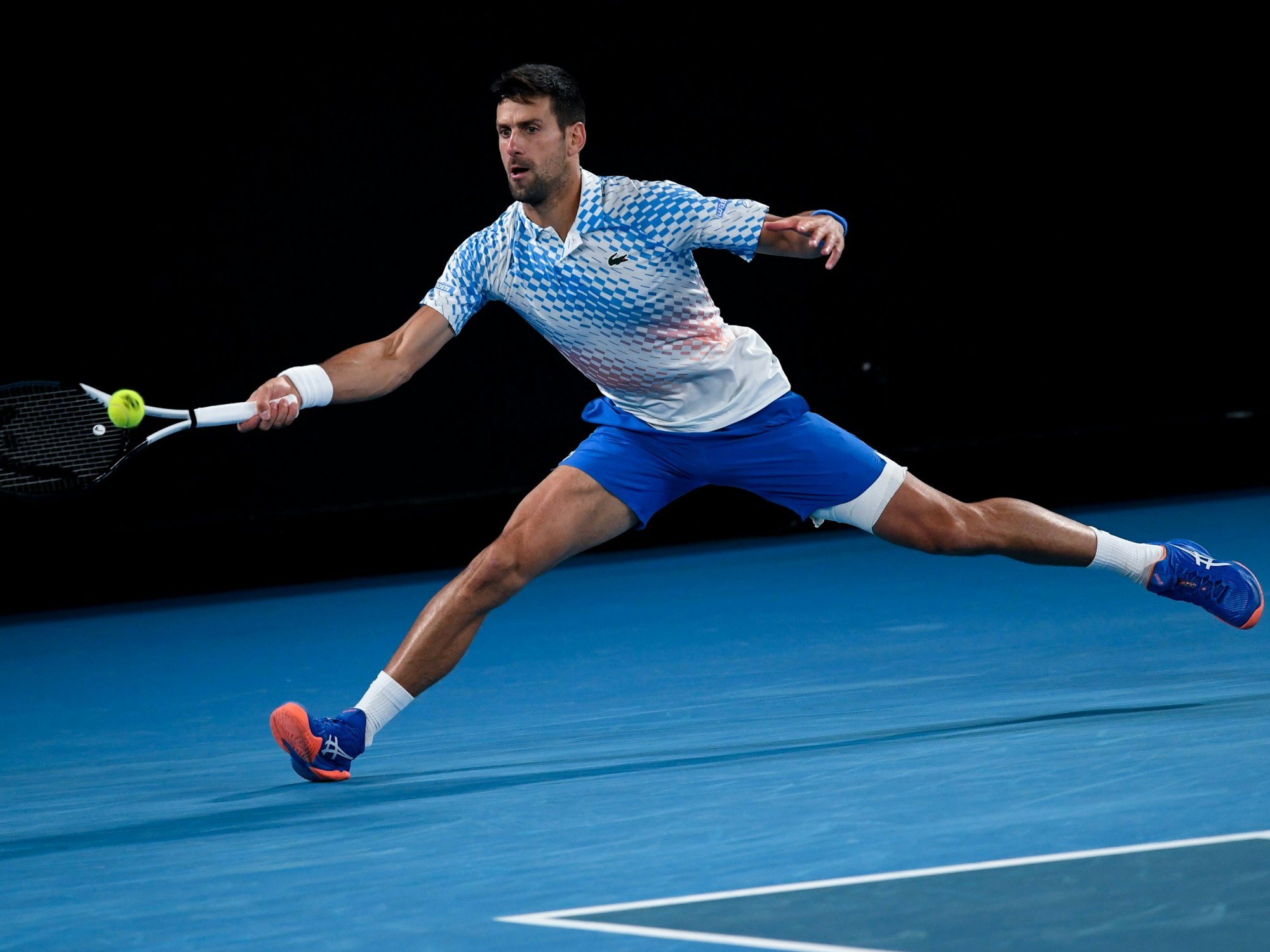 Tennisspieler Novak Djokovic schlägt einen herannahenden Ball.