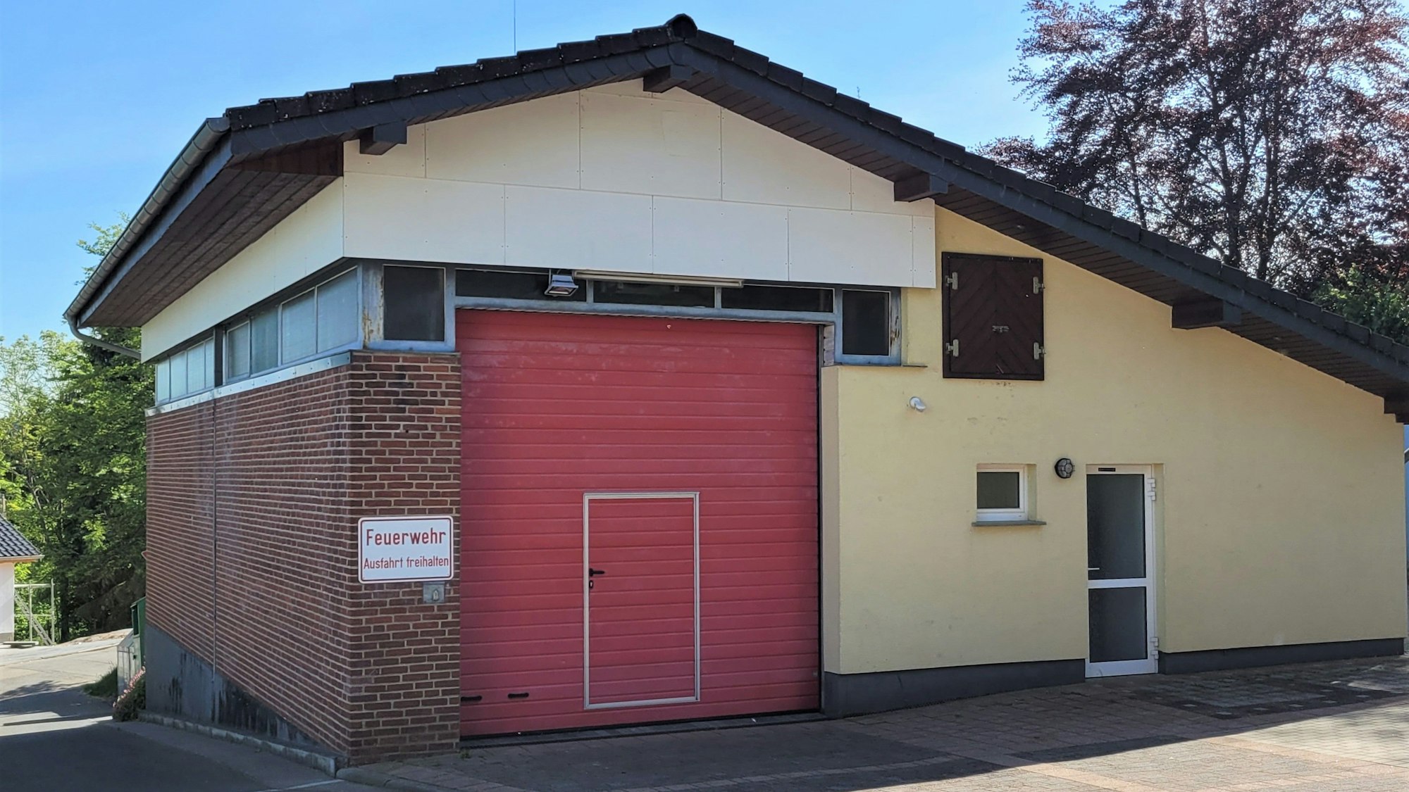 Das Bild zeigt das alte Feuerwehrgerätehaus in Bronsfeld.