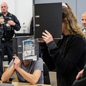 Die Angeklagte Lina E. im Oberlandesgericht Dresden