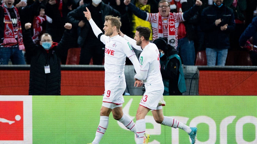 Kölns Sebastian Andersson freut sich mit Mark Uth über sein Tor.