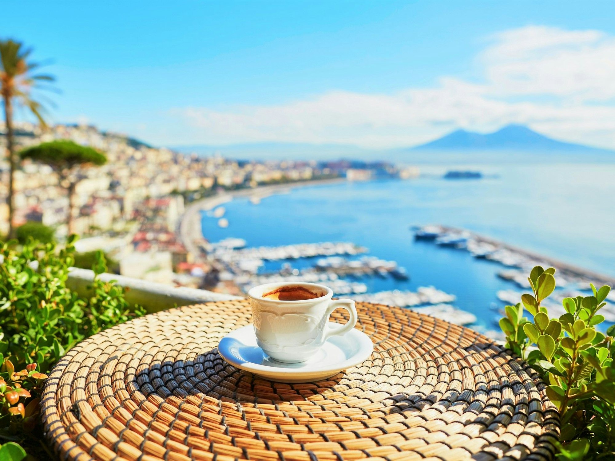 Eine Kaffeetasse mit Ausblick über Neapel.