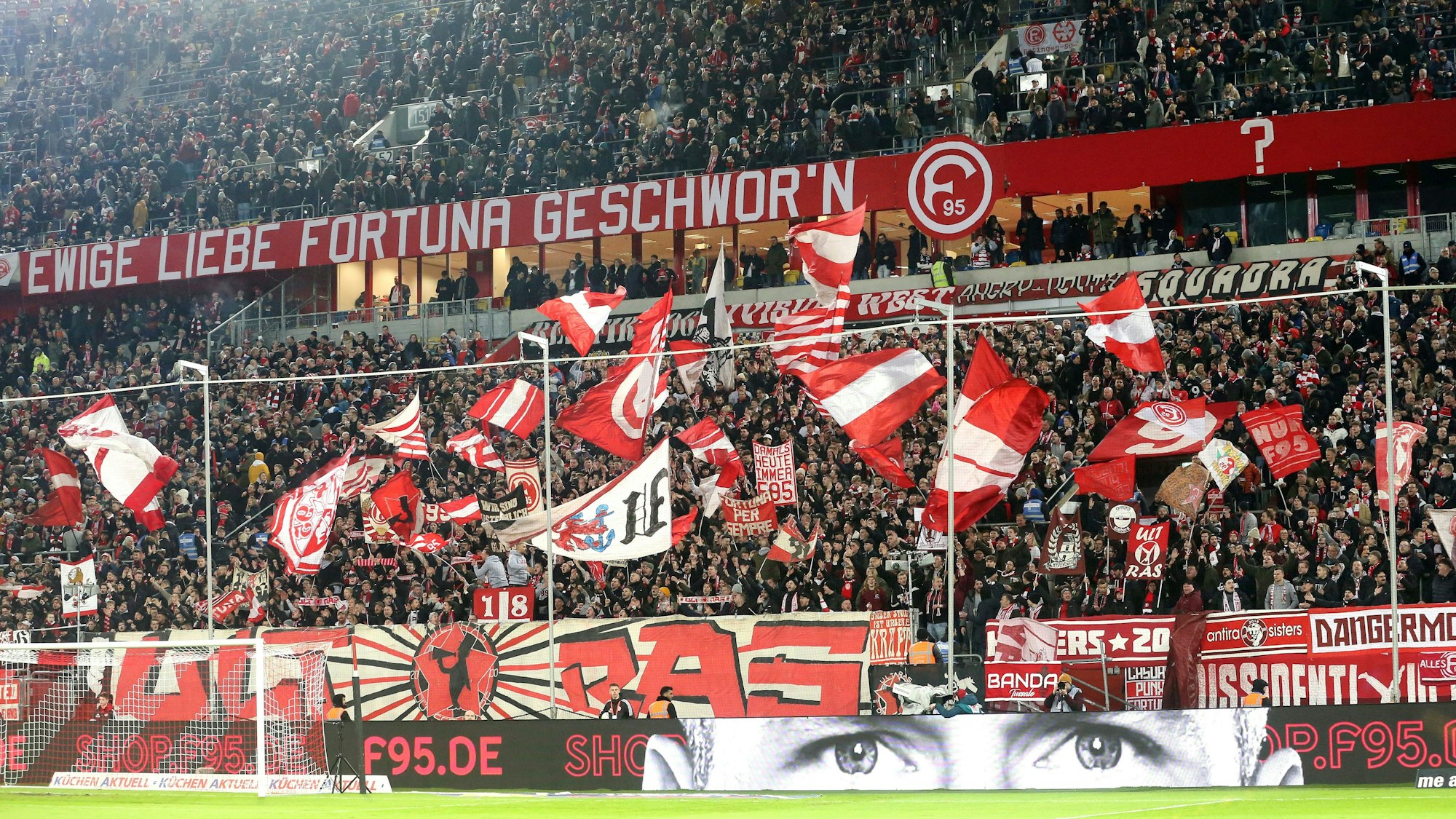 Fans von Fortuna Düsseldorf am 11. März 2023 beim Zweitliga-Heimspiel gegen den 1. FC Heidenheim.