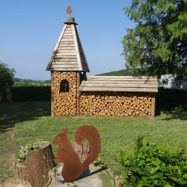 Dekorative Holz-Kirche auf dem Windecker Friedhof