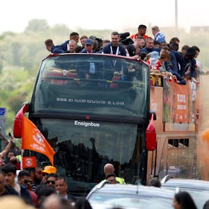 Die Spieler von Luton Town feiern ihren Aufstieg in die Premier League bei einer Parade im offenen Bus in Luton.