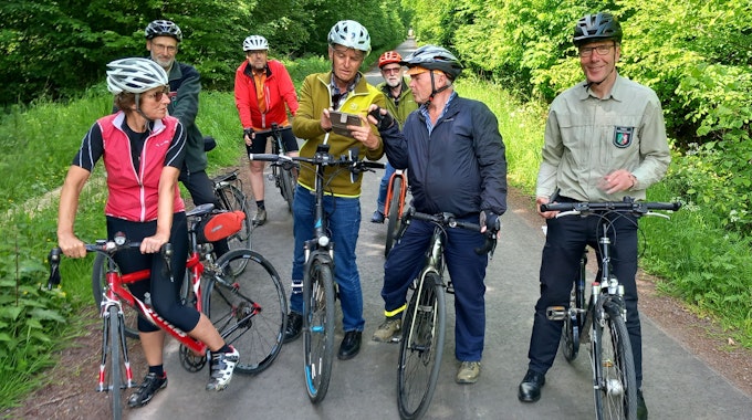 Mit Fahrrädern sind Mitglieder des ADFC-Kreisverbandes und der Forstverwaltung im Kottenforst in der Nähe des Schönwaldhauses unterwegs.