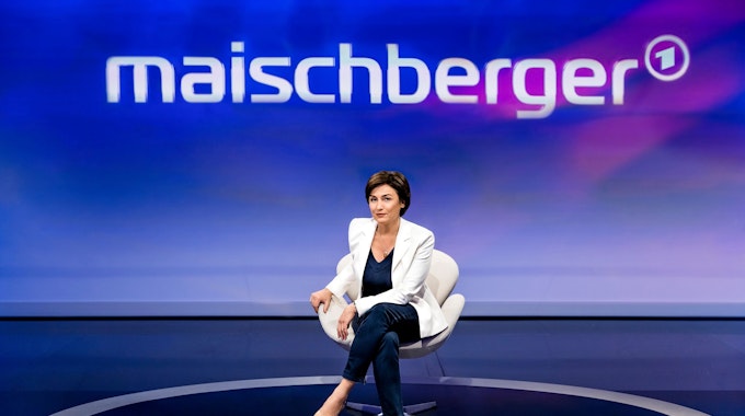 Das Foto zeigt die Moderatorin Sandra Maischberger im April 2022 auf einem Stuhl.&nbsp;