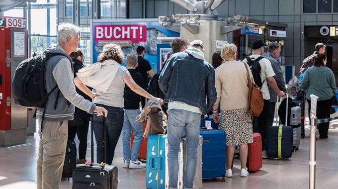 Fluggäste stauen sich mit ihrem Gepäck an Check-In-Schaltern.&nbsp;
