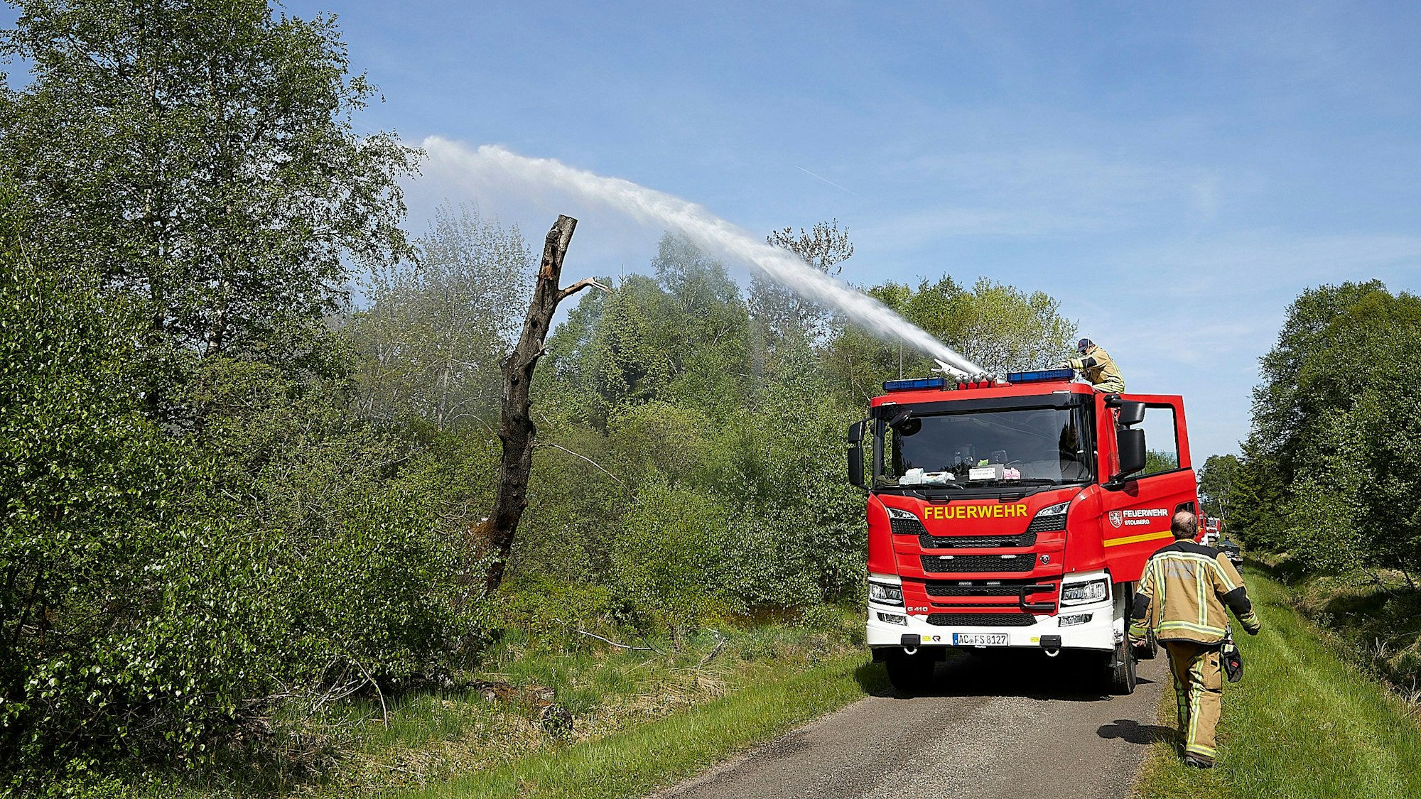 Mit einem Großaufgebot an Einsatzkräften waren die belgische und deutsche Feuerwehr gemeinsam im Venn unterwegs, um einen Oberflächenbrand zu löschen.