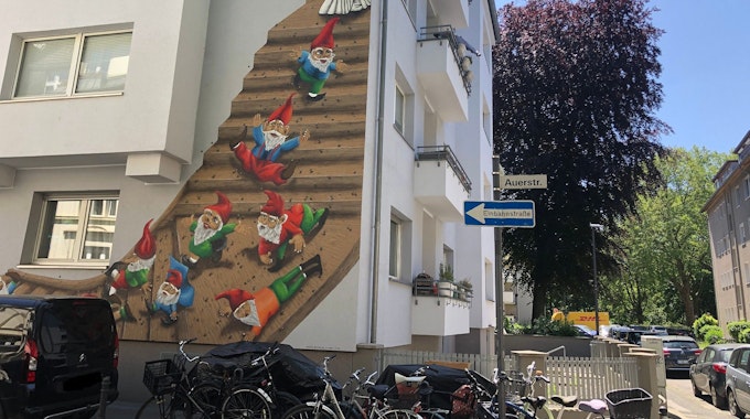 Ein Graffiti-Kunstwerk mit Heinzelmännchen ziert eine Hausfassade in Köln-Nippes.