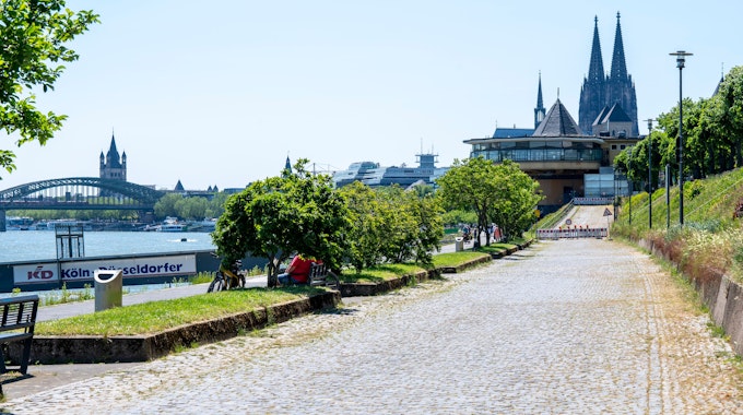 Weg am Rheinufer mit Blick auf den Dom