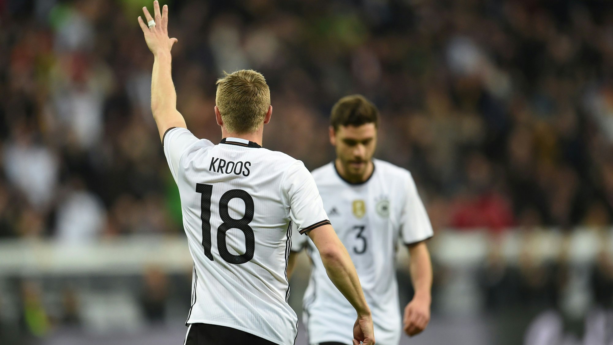 Einstige Teamkollegen: Toni Kroos und Jonas Hector standen gemeinsam für die deutsche Nationalmannschaft auf dem Platz. (Archivbild)