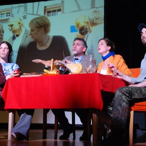 Im Klimatheater Mechernich auf der Bühne sitzen am Tisch von links: Clarissa Gundlach, Christian Stock, Liza Reichardt und Lukas Franke.