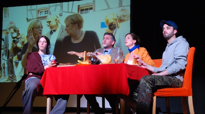 Im Klimatheater Mechernich auf der Bühne sitzen am Tisch von links: Clarissa Gundlach, Christian Stock, Liza Reichardt und Lukas Franke.