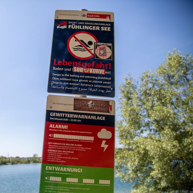 Ein Schild weist auf das Badeverbot am Fühlinger See hin.