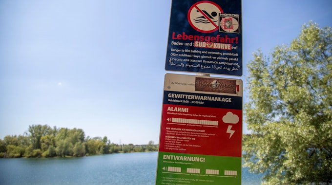 Ein Schild weist auf das Badeverbot am Fühlinger See hin.