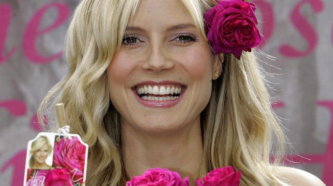Model Heidi Klum lächelt bei der Taufe der "Heidi-Klum-Rose" in einem Kölner Gartencenter.&nbsp;