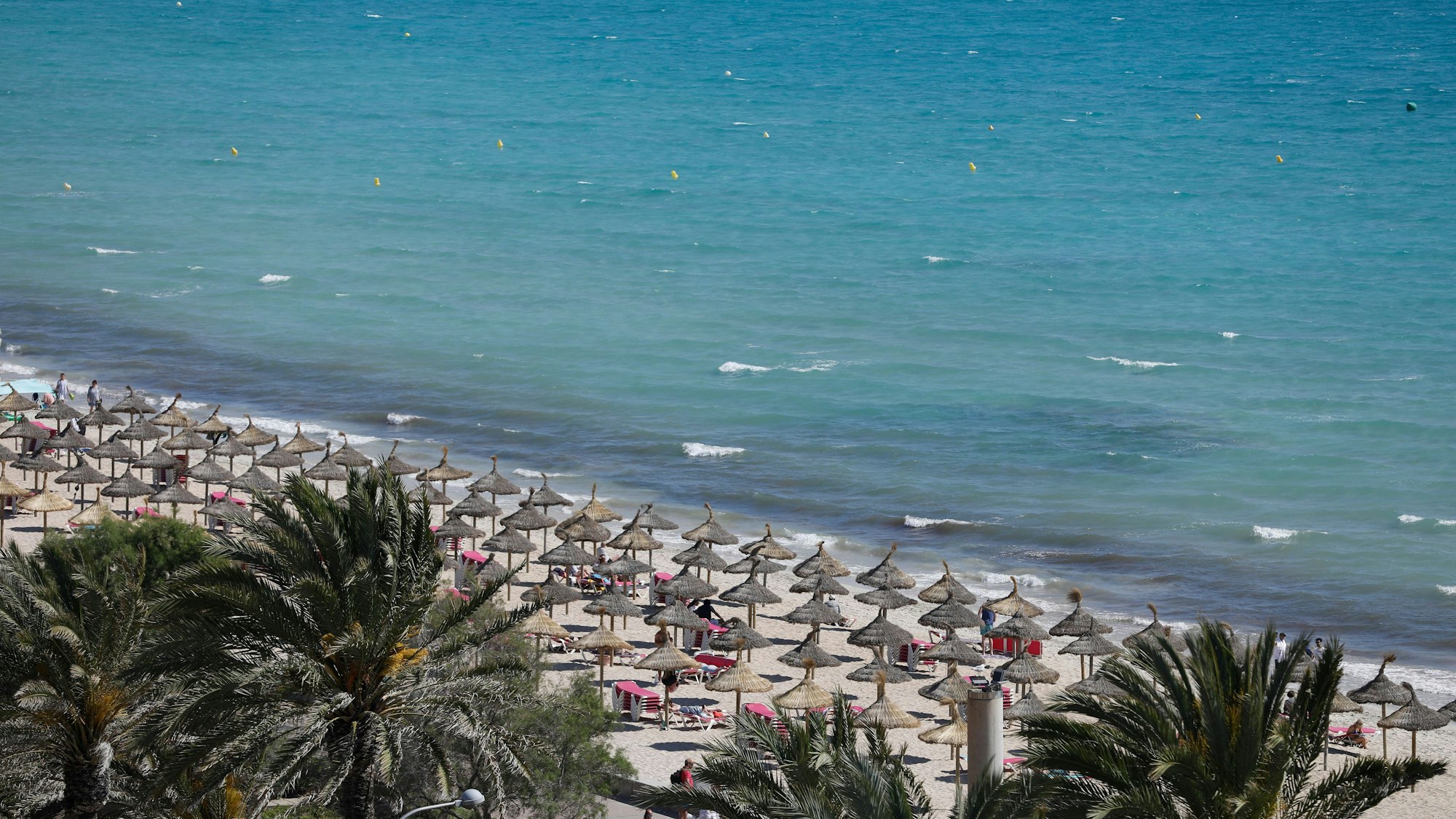 Gesamtansicht der Playa de Palma am Strand von Arenal auf Mallorca.