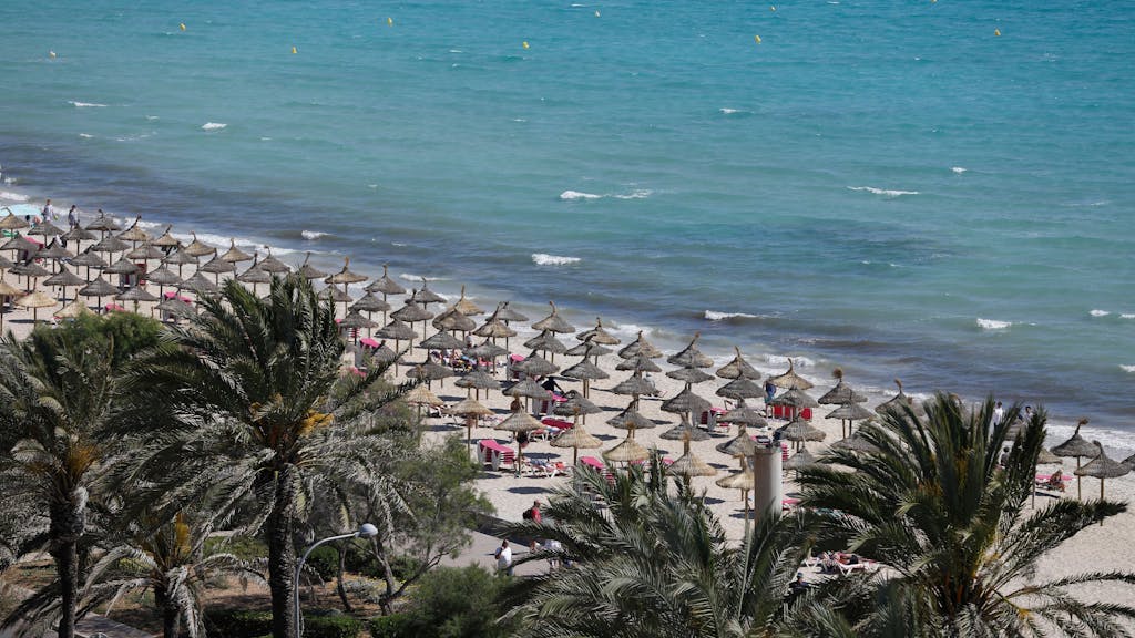 Gesamtansicht der Playa de Palma am Strand von Arenal auf Mallorca.&nbsp;