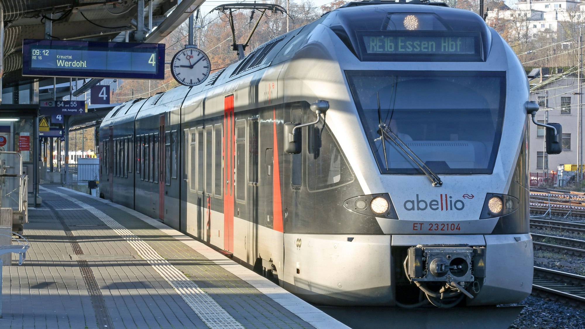 Ein Zug von Abellio steht im Hauptbahnhof. Die Sonne scheint auf die silberfarbenen Wagen.