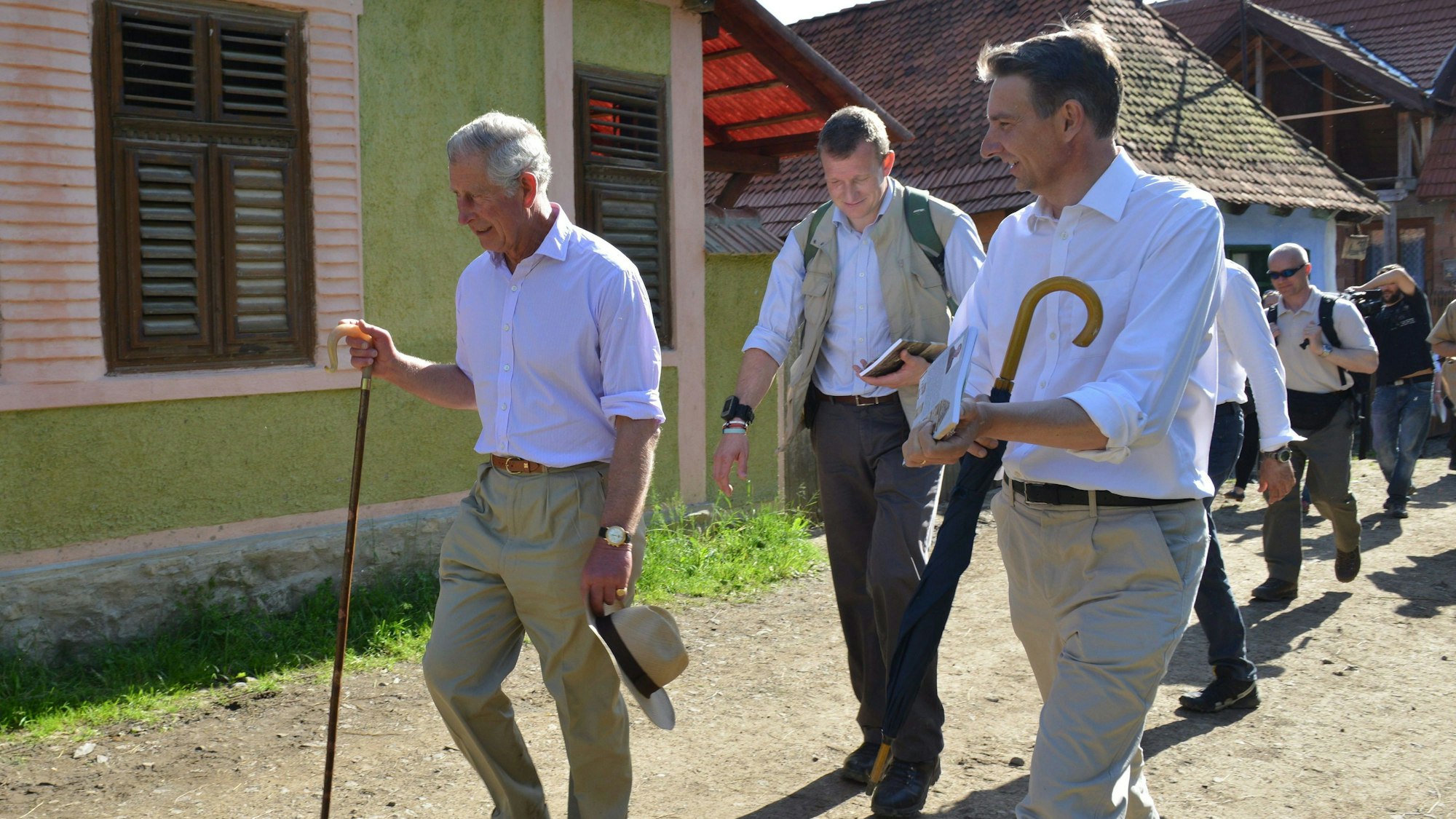 Der damalige Prinz von Wales beim Spaziergang mit dem ungarischen Grafen Tibor Kalnoky in Valea Zalanului.