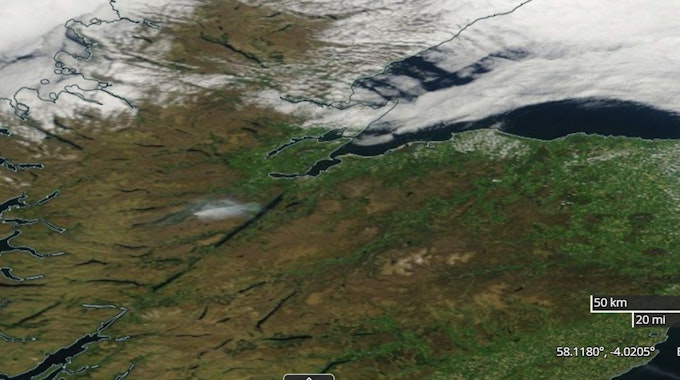 SCREENSHOT - 31.05.2023, Großbritannien, ---: Diese Aufnahme des Worldview-Satelliten der Nasa zeigt die Rauchwolke (M) des Brandes in Cannich in den Hügeln oberhalb von Loch Ness in den Highlands, die bei klarem Himmel in Richtung des Sees zieht. Das Feuer ist nun schon den vierten Tag im Gange, und vier Löschfahrzeuge und Spezialkräfte sind noch vor Ort. Foto: Nasa/PA Media/dpa - ACHTUNG: Nur zur redaktionellen Verwendung im Zusammenhang mit einer Berichterstattung und nur mit vollständiger Nennung des vorstehenden Credits +++ dpa-Bildfunk +++