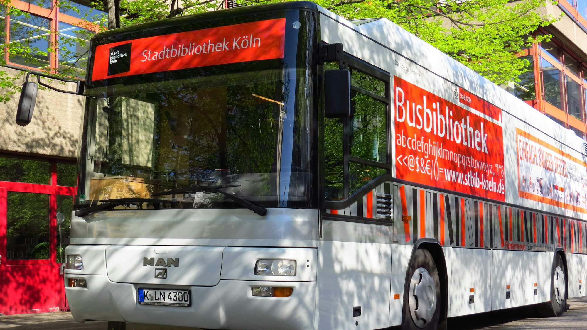 Bus mit der Aufschrift „Stadtbibliothek Köln“ und „Busbibliothek“