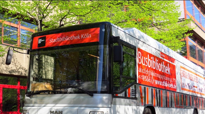 Bus mit der Aufschrift „Stadtbibliothek Köln“ und „Busbibliothek“
