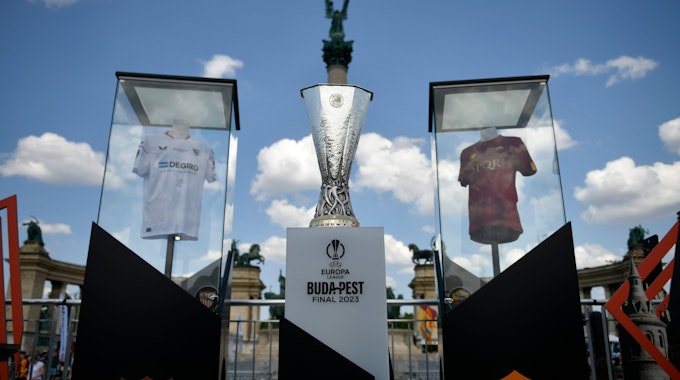 Die Europa League-Trophäe wird auf dem Heldenplatz im Zentrum von Budapest präsentiert.