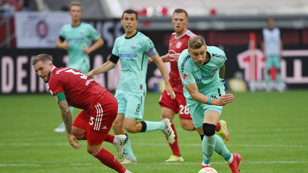 Paderborns Felix Platte setzt sichim zweikampf gegen Fortuna Düsseldorfs Andre Hoffmann durch.