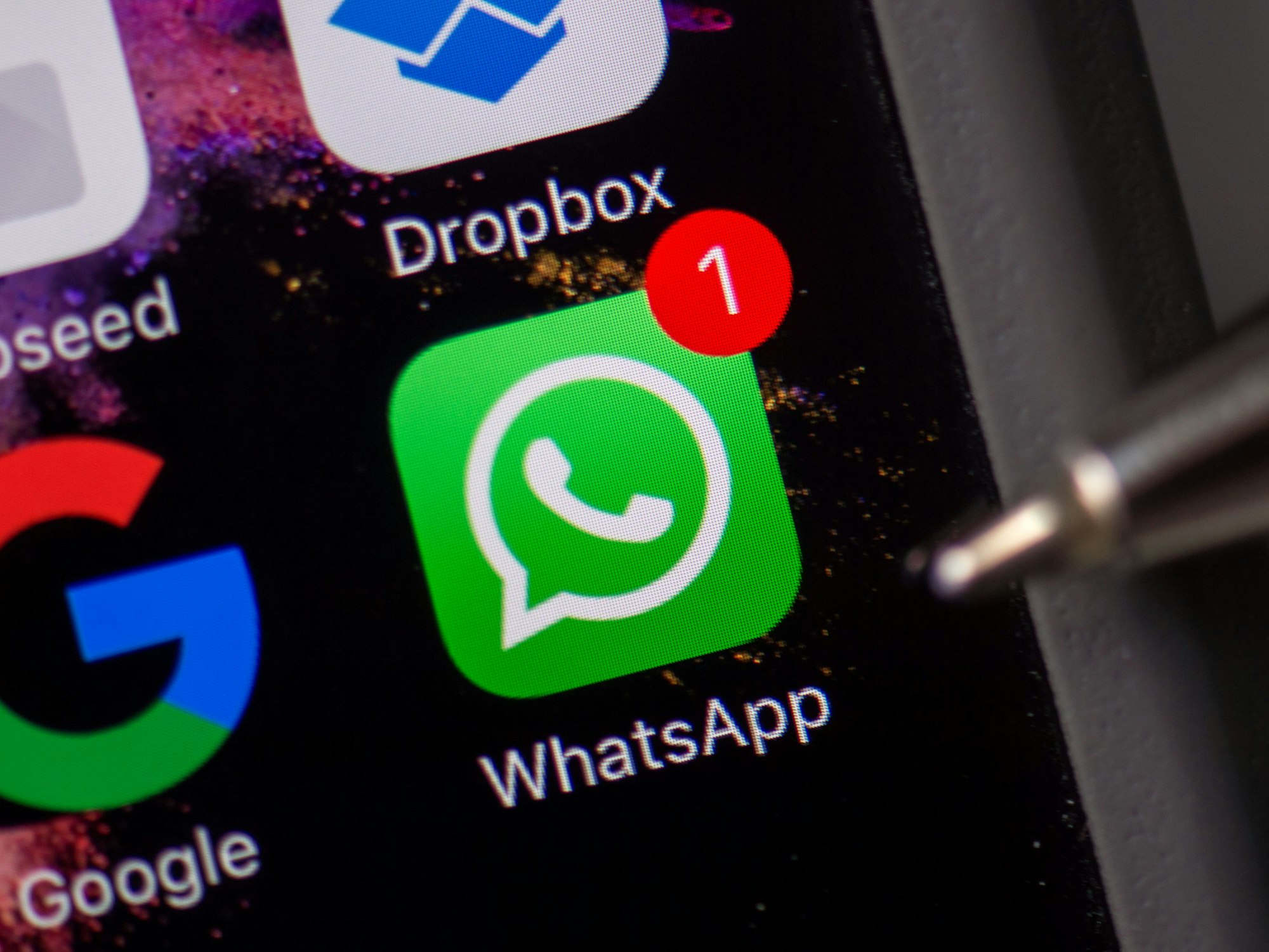 Icons von WhatsApp, Google, Dropbox und Snapseed sind hier im Februar 2017 auf dem Display eines iPhones in Dresden (Sachsen) zu sehen.