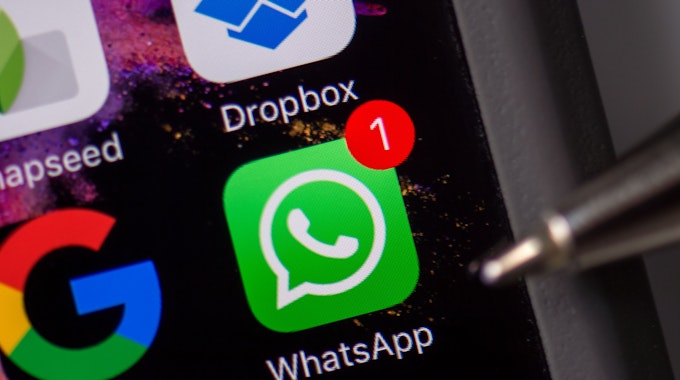 Icons von WhatsApp, Google, Dropbox und Snapseed sind hier im Februar 2017 auf dem Display eines iPhones in Dresden (Sachsen) zu sehen.&nbsp;