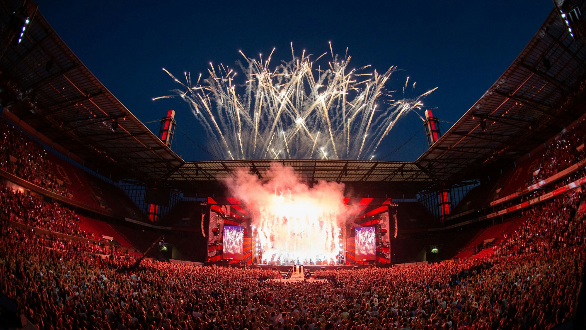 Ein Feuerwerk über dem Rheinenergie-Stadion beim Kasalla-Konzert im Sommer 2022.