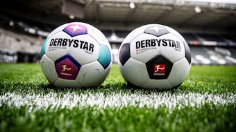 Der neue Spielball für die kommende Bundesliga-Saison 2023/2024 liegt auf dem Stadionrasen im Borussia-Park in Mönchengladbach.