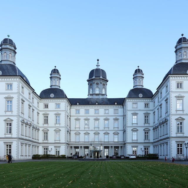 Das Schloss Bensberg vor blauem Himmel.