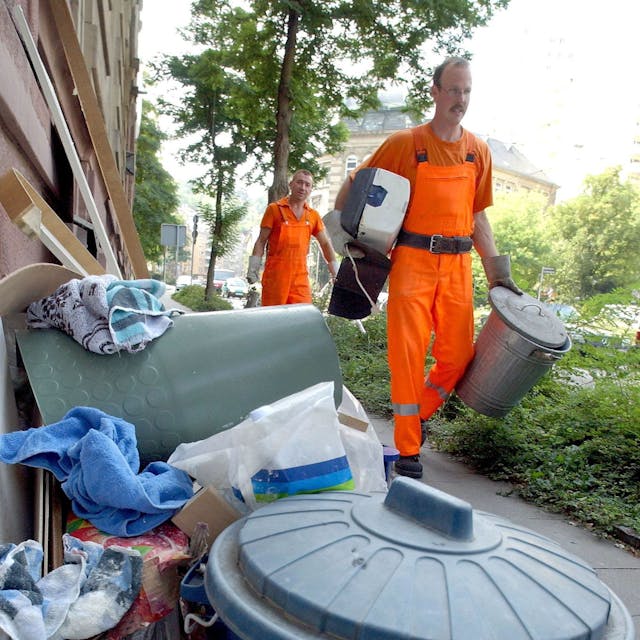 Mitarbeiter der Müllabfuhr sammeln in der Stuttgarter Innenstadt Sperrmüll.&nbsp;