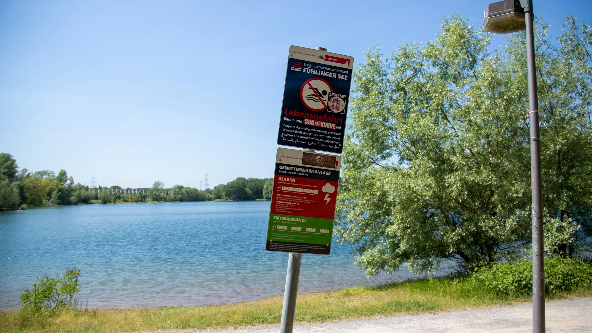Ein Schild weist am Fühlinger See auf das Badeverbot hin.